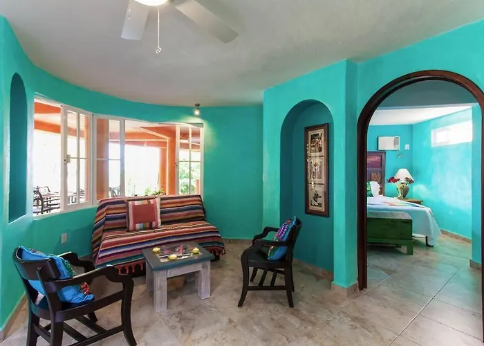 Casa Lorenzo Orange Sunsets, Lush Landscape, Intown, Privacy