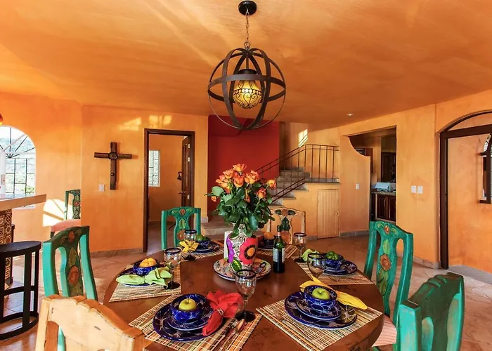 Casa Lorenzo Orange Sunsets, Lush Landscape, Intown, Privacy